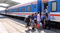 Vận tải phục vụ Tết: Tăng chuyến, tăng cả giá vé