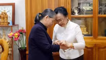 Phu nhân Naly Sisoulith thăm Phu nhân cố Tổng Bí thư Nguyễn Phú Trọng