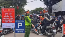Ghi nhận thu phí trông giữ xe không dùng tiền mặt tại Phủ Tây Hồ