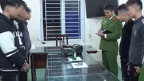 Nhóm thanh thiếu niên nổi hứng yêng hùng mang hung khí đi… “ném dạo”