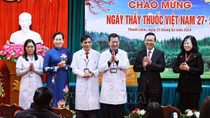 Chủ tịch nước Võ Văn Thưởng thăm, chúc mừng các y, bác sĩ tại tỉnh Hà Nam