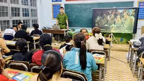 Lớp học đêm của thầy giáo Công an