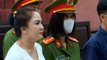 Bị cáo Đặng Anh Quân cổ vũ tinh thần, tiếp thêm ý chí cho bị cáo Nguyễn Phương Hằng