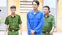Mua 11 khẩu súng về nhà cất giữ