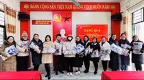 Một học sinh dùng tiền tiết kiệm mua 700 đôi tất tặng các bạn vùng biên giới