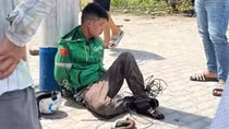 Người đi đường bao vây, truy bắt 2 tên cướp “múa dao” manh động