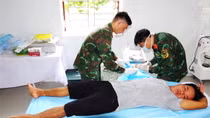Cấp cứu ngư dân bị cá chình tấn công khi đang khai thác hải sản trên vùng biển Trường Sa