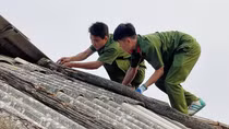 Công an Sơn La hỗ trợ nhân dân khắc phục hậu quả do thiên tai
