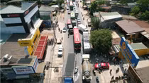 Xe tải tông xe máy, đường Hồ Chí Minh kẹt cứng nhiều giờ