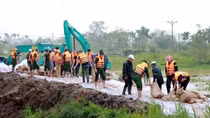 Công an thị xã Đông Triều xuyên đêm đắp đê, ngăn lũ