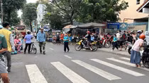Chiếm dụng vỉa hè buôn bán khiến học sinh phải đi bộ dưới lòng đường