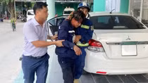 Thiếu tá Công an giúp người đàn ông tự ngã xe mô tô bị thương trên Quốc lộ 14B