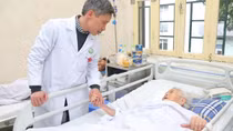 Cụ bà 105 tuổi được thay khớp háng thành công