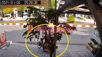 Clip: “Dơi” gắp xe máy của người giao cơm trưa
