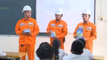 EVNHANOI tuyên truyền cho học sinh về sử dụng điện an toàn, tiết kiệm, phòng chống cháy nổ