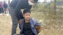 Bị bắt khi đang lái xe chở 2 bánh heroin, khám xét lộ diện thêm hồng phiến, pháo lậu