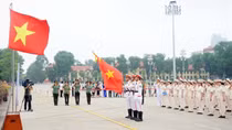 Đoàn Phụ nữ CAND tiêu biểu báo công, vào Lăng viếng Bác