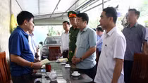 Thăm hỏi gia đình trong vụ cháy làm 2 vợ chồng tử vong