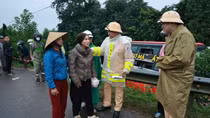 Công an Quảng Trị cứu nạn 14 người trên xe khách bị nạn
