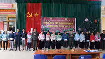 Những món quà nghĩa tình đến với bà con vùng cao Hòa Bình