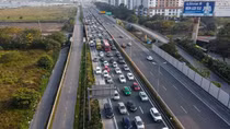 Kết thúc kỳ nghỉ Tết Dương lịch, xế hộp nhích từng cm trên cao tốc cửa ngõ Thủ đô