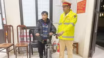 CSGT giúp đỡ cháu bé người Mông đi lạc về với gia đình