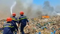 Cháy bãi rác Hòa Phú, cột khói đen bốc cao cả trăm mét