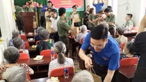 Tri ân người có công và tham quan các "địa chỉ đỏ" tại thành phố mang tên Bác