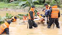 Những chiến sĩ "chân trần chí thép" trong bão lũ