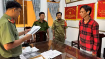 Lên mạng mua súng quân dụng mang về phòng trọ cất giấu