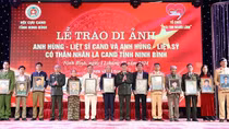 Hội Cựu CAND Ninh Bình tổ chức Lễ trao Di ảnh Anh hùng - Liệt sĩ CAND