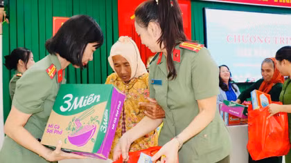  Phụ nữ Công an Khánh Hòa với phong trào thi đua “Ba nhất”