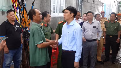 Thăm hỏi gia đình có 4 người tử nạn trong vụ xe khách bốc cháy 