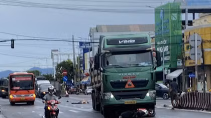 Chạy xe máy cắt ngang xe đầu kéo ở ngã ba, một phụ nữ tử vong