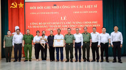 Trao bằng Tổ quốc ghi công Thiếu tá Nguyễn Xuân Hải cho thân nhân gia đình