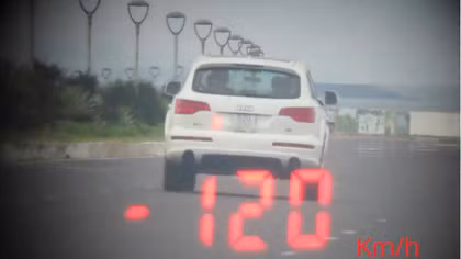  Phát hiện xe Audi "đua tốc độ" 120km/h qua khu đông dân cư