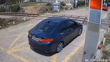 Xử lý nữ tài xế lái ô tô vượt đường ngang khi đèn đỏ đã bật 