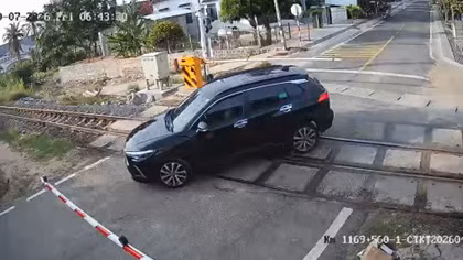  Xử lý hai vụ xe ô tô vượt rào chắn đường ngang qua đường sắt 
