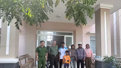 Bé trai 7 tuổi đi lạc gần 30km được Công an xã hỗ trợ kịp thời 