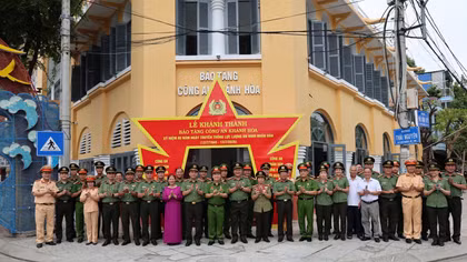 Vận động hiến tặng tài liệu, hiện vật lịch sử cho Bảo tàng Công an tỉnh Khánh Hòa