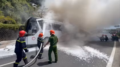 Xe ô tô khách bất ngờ bốc cháy trên đường ven biển Nha Trang