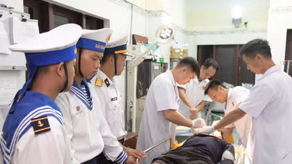Bệnh xá đảo Trường Sa cấp cứu ngư dân bị chấn thương sọ não 