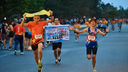 Làm rõ việc vận động viên bị rạch túi khi đang chạy marathon 