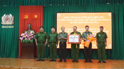 Thứ trưởng Đặng Hồng Đức kiểm tra công tác tại Công an xã Thuận Bắc