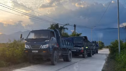 Hàng loạt xe tải ben chở khoáng sản lậu bị tạm giữ 