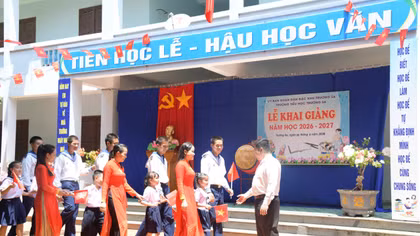 Sôi nổi ngày khai trường ở Trường Sa