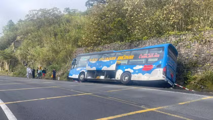 Xe khách mất lái lật nghiêng trên đèo Khánh Lê