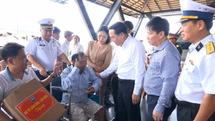 Bàn giao 32 ngư dân lâm nạn trên biển cho chính quyền địa phương và thân nhân