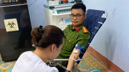 Cán bộ Công an tình nguyện hiến máu cứu giúp bệnh nhi đang cấp cứu 