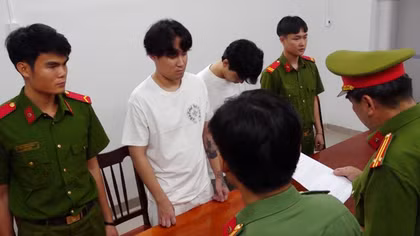Bắt giữ và chuyển giao hai người Hàn Quốc lẩn trốn lệnh truy nã đỏ
